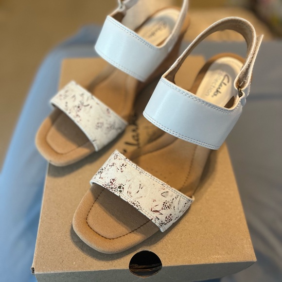 Clarks Collection white sandals size 8 1/2 New - Picture 1 of 3